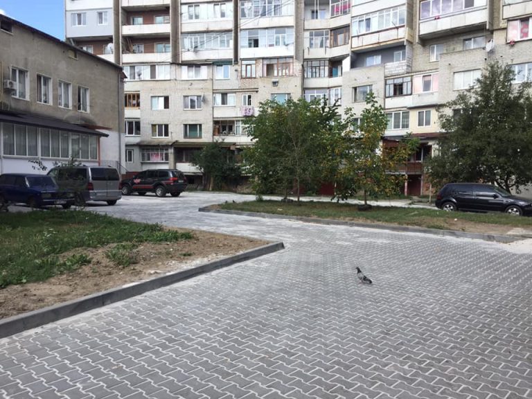 В Івано-Франківську оновили двір на Довженка (ФОТО) 3 119842783 3300635773364792 6552713265379706494 n
