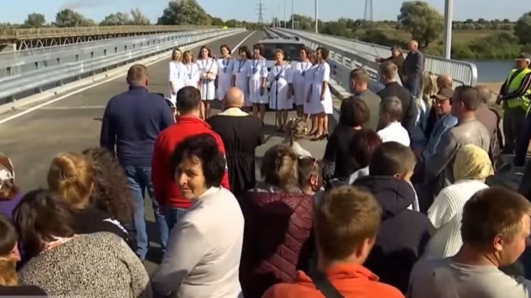 Піар за державні кошти: Шевченко урочисто відкрив міст, в будівництві якого виступав лише підрядником 10 Шевченко зробив піар на мості, який побудували коштом держави