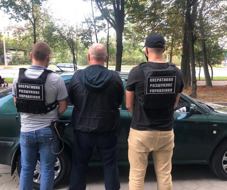"Переховувався у Франківську": поліцейські затримали українця, який організував "подорож" росіянину(ФОТО) 5 Поліцейські затримали чоловіка, який незаконно переправив через кордон росіянина. Він переховувався у Франківську
