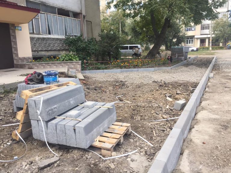 В Івано-Франківську ремонтують двір на Надвірнянській (ФОТО) 6 120219813 3324266584335044 1199550330387860068 n