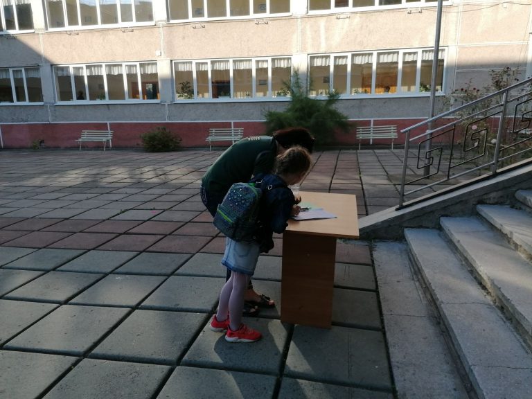 У Калуші батьки збирають підписи проти дистанційного навчання