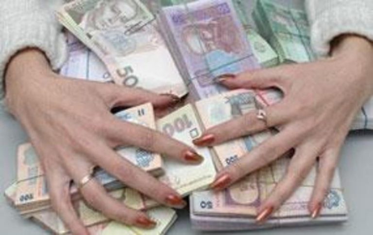 На Снятинщині судитимуть працівницю банку, яка вкрала 130 тисяч гривень 13 На Снятинщині працівниця банку вкрала гроші