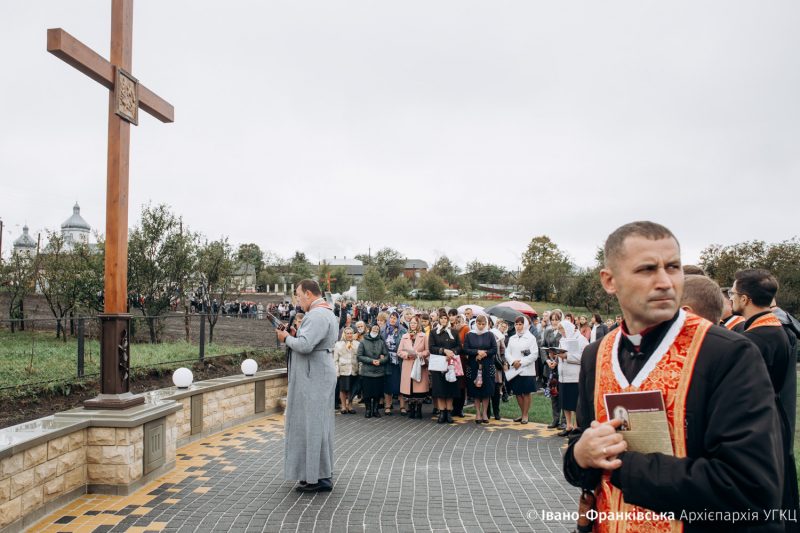 В Старуні на Богородчанщині вперше помолилися на новозведеній Хресній Дорозі