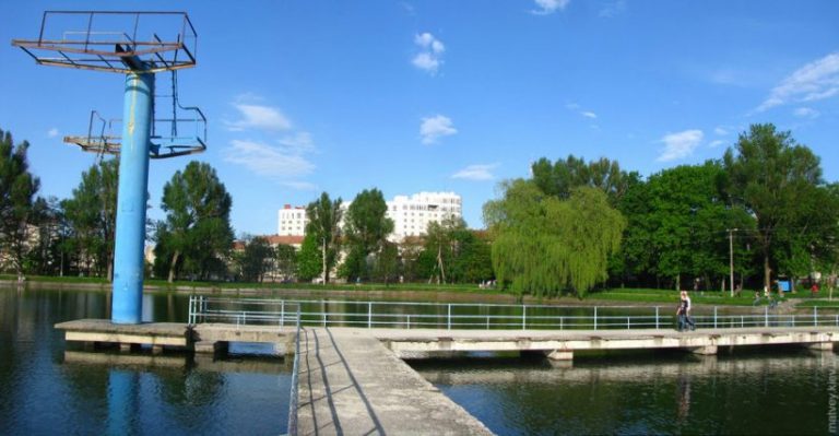abandoned swimming pool amindst miske ozero 820x426 1