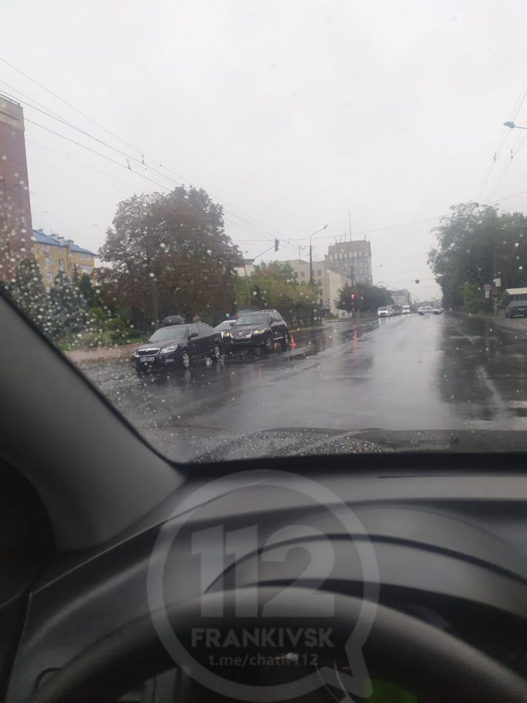 ДТП на вулиці Незалежності в Івано-Франківську (ФОТО) 6 photo5440645287178776104