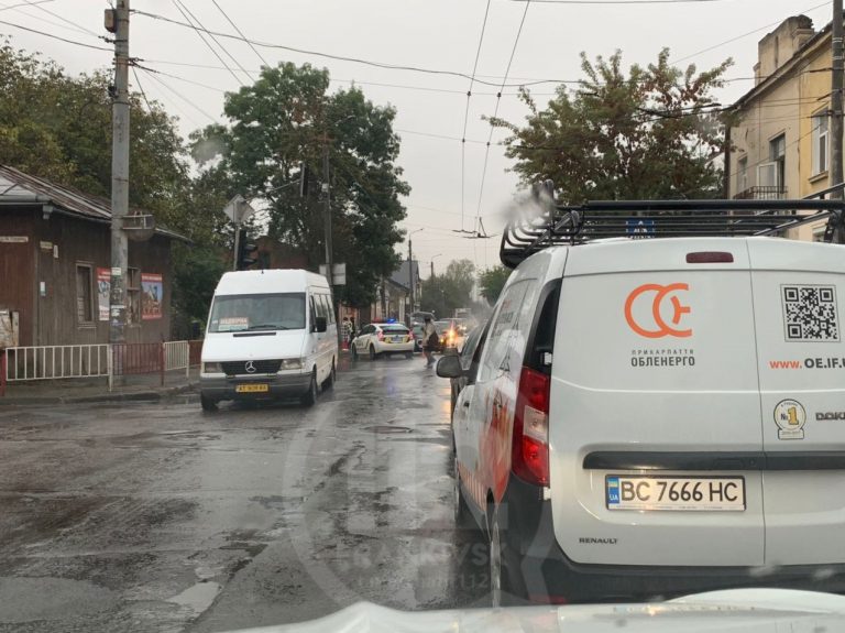 ДТП в Івано-Франківську: перехрестя Бандери та Сахарова (ФОТО, ВІДЕО) 3 photo5447425275307601803