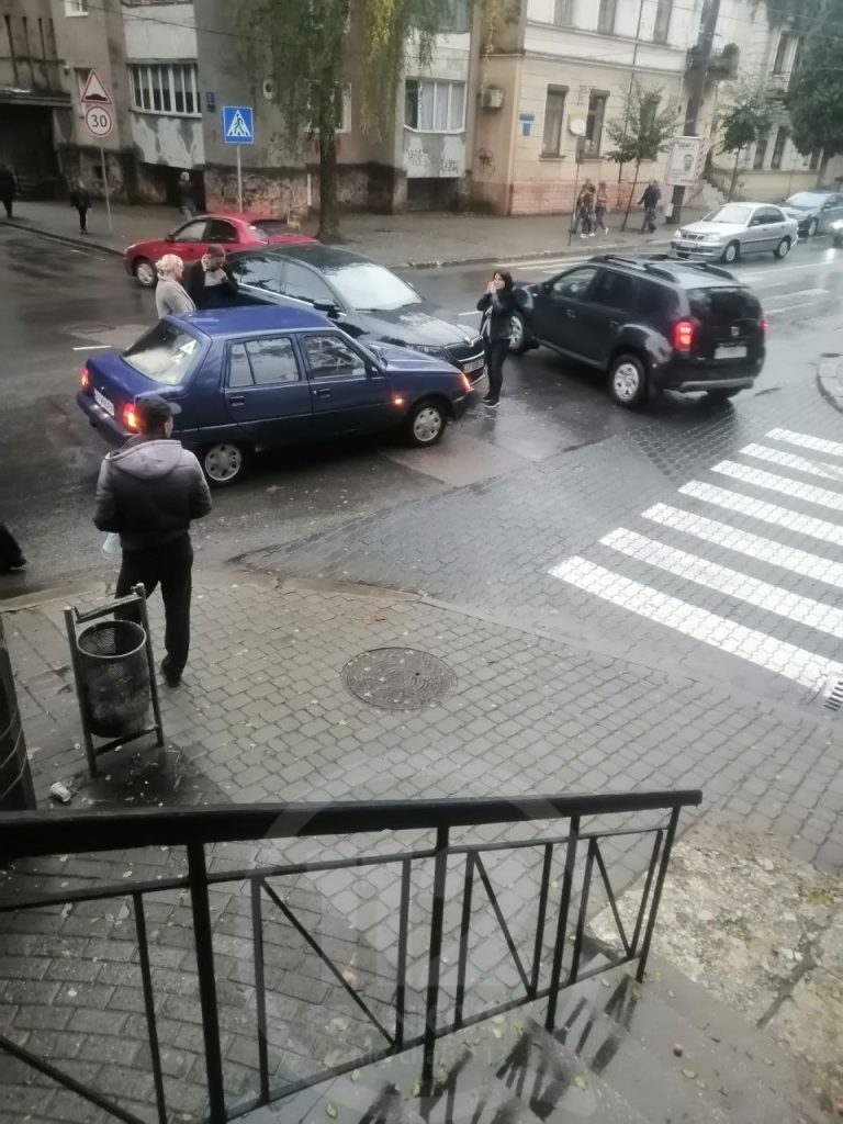 На Франківщині ДТП на перехресті Лепкого та Павлика (ФОТО) 7 photo5449899253779509068