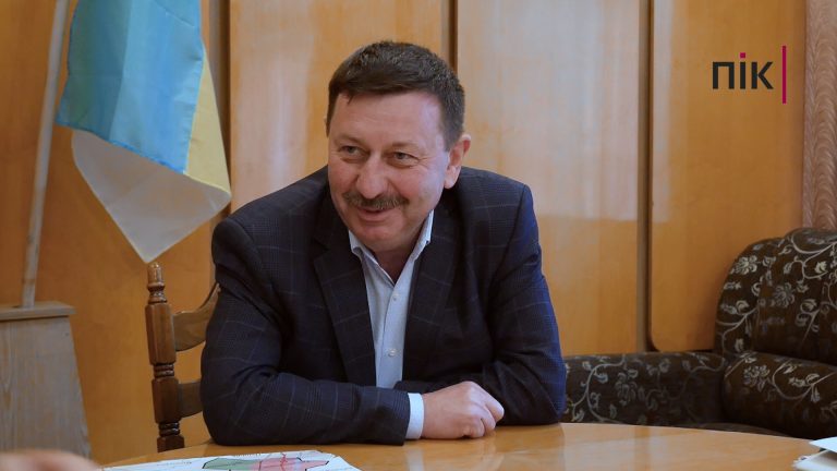 Дев'ять кандидатів - на одне місце в Івано-Франківській обласній раді. Про апетити партій та першу судову справу 11 25 жовтня - місцеві вибори.