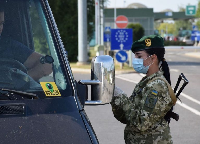 Двоє українців пропонували прикордонникам 500 гривень за самоізоляцію