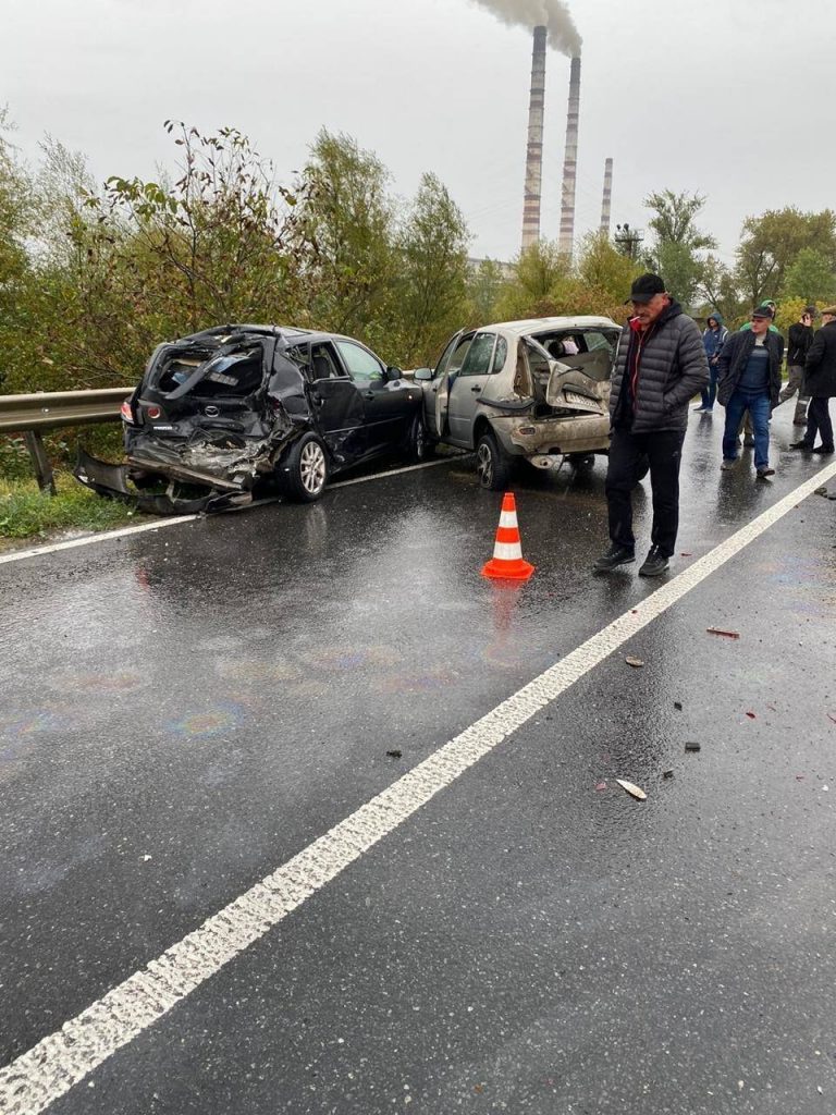 Поблизу Бурштина зіткнулися дві автівки(ФОТО) 5 Біля Бурштинської ТЕС зіткнулися дві автівки, рух ускладнено