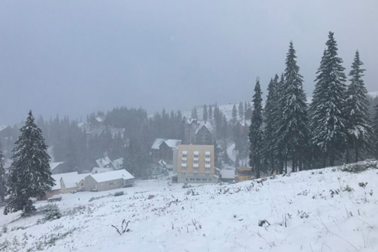 Один з популярних курортів Карпат завалило снігом (ФОТО) 11 120628 1 large