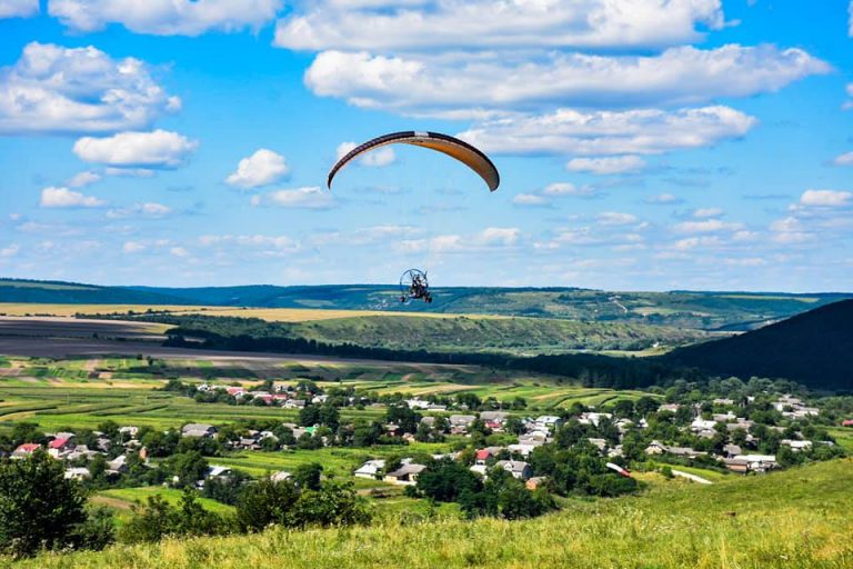 На Тлумаччині на пара- та дельтапланах в небо підіймаються десятки відчайдухів
