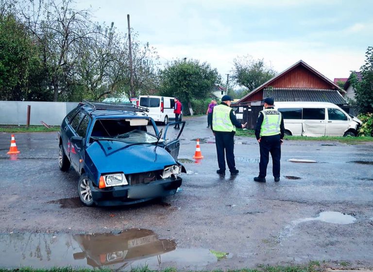 Аварія на Коломийщині: водій Фольцвагена тверезий, а водійку ВАЗа перевіряють (ФОТО) 7 Аварія на Коломийщині