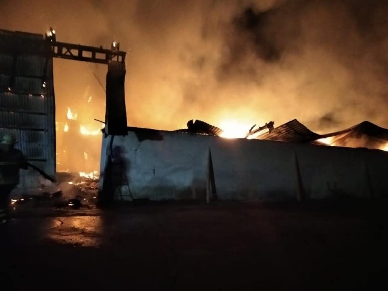 В Коломийському районі загорівся склад (ФОТО) 3 На Коломийщині загорівся склад