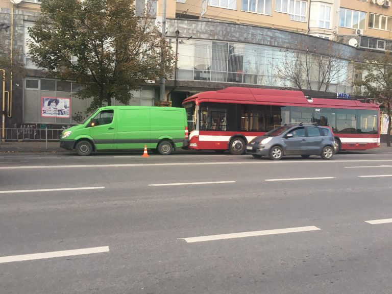 ДТП на вулиці Незалежності в Івано-Франківську, рух ускладнений (ФОТО) 8 121299565 346224213470269 2158486356217985961 n