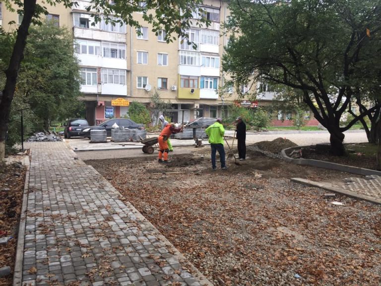 В Івано-Франківську ремонтують двір на вулиці Сухомлинського (ФОТО) 7 В Івано-Франківську ремонт