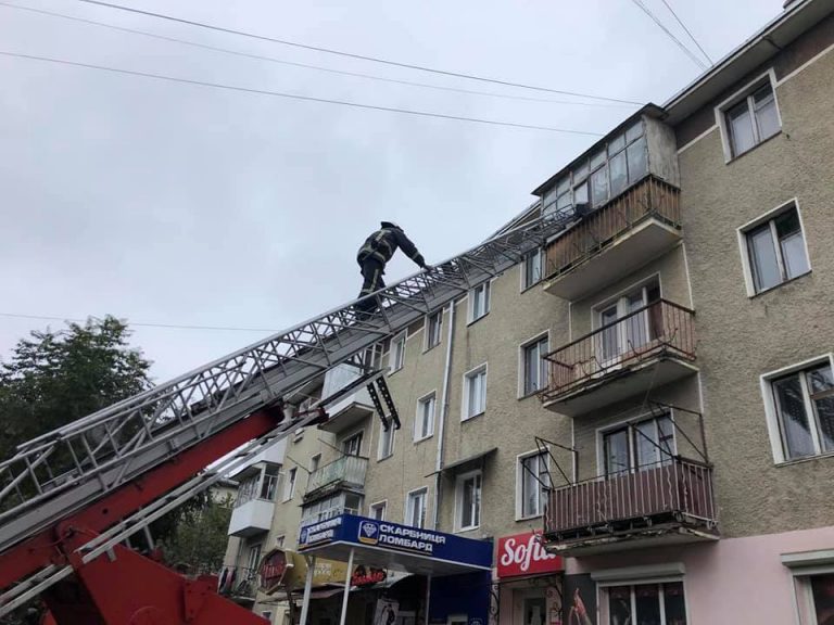 У Калуші з переляку викликали рятувальників до помешкання на верхньому поверсі 11 У Калуші викликали рятувальників
