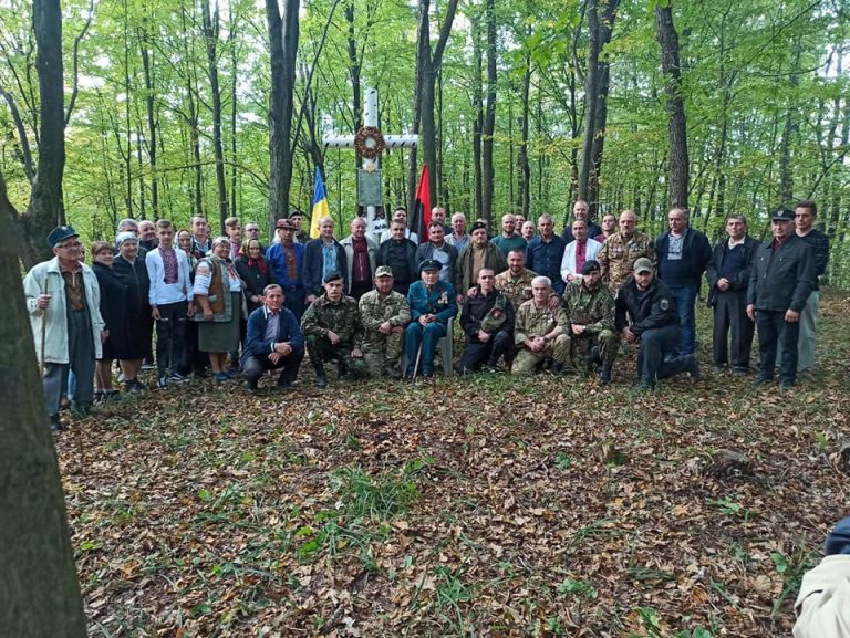 На Коломийщині освятили хрест, де колись дали бій "червонопузим" НКВДистам 5 На Коломийщині освятили хрест