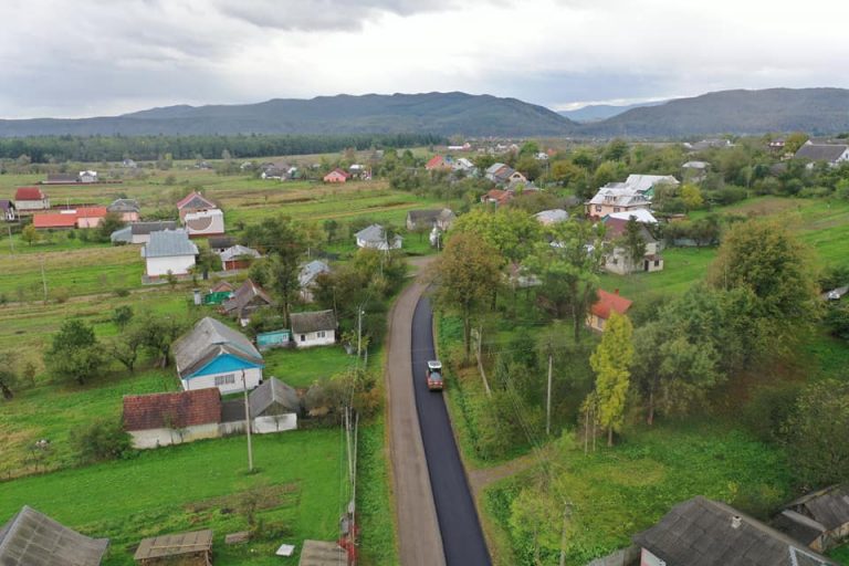 В Надвірнянському районі триває ремонт дороги (ФОТО) 8 121543340 2454129111562950 8031887722279012372 n