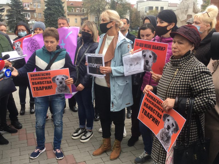 "Хто труїть собак?": у Франківську обурені люди зібралися на мітинг (ФОТО) 11 121589301 433728500939704 5349300843286749764 n 1