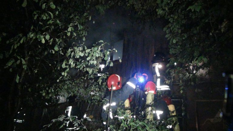 Цієї ночі у Франківську вогнеборці гасили дерев’яний будинок (ФОТО) 4 121618911 3356699397783205 8725682941214826325 o