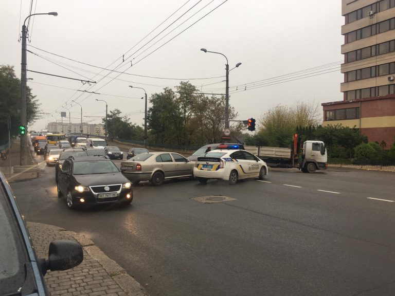 В Івано-Франківську ДТП: лобове зіткнення, рух ускладнений (ФОТО) 1 121628482 635265290486729 3547674792123479387 n