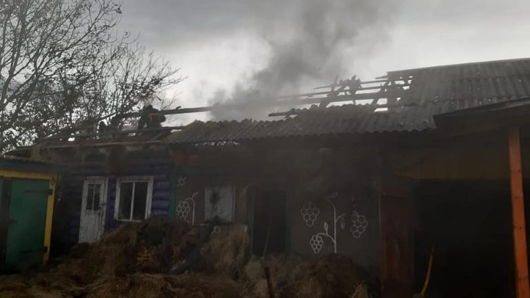 В селі Яблунька Богородчанського району згоріла господарська будівля (ФОТО) 3 В селі Яблунька згоріла господарська будівля