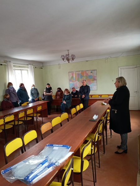 На Рогатинщині вчителів забезпечили захисними щитками 