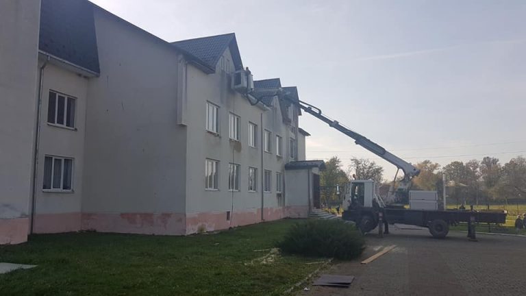 В Коломийському селі розпочали капітальний ремонт клубу (ФОТО) 6 122603473 2843844252606208 6399867061414793939 n