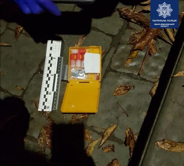 В Івано-Франківську поліціянти зловили трьох молодиків з наркотиками (ФОТО) 1 122786948 3505546972862744 1565122609326230084 n