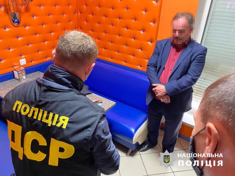 22 тисячі за землю: на Прикарпатті посадовця "застукали" на хабарі (ФОТО)