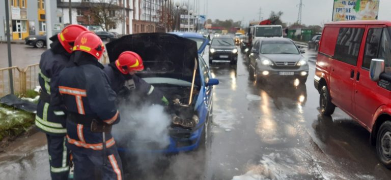 На вулиці Нарічній у Франківську горів автомобіль "Volkswagen": нові деталі 8 На вулиці Нарічній у Франківську горів автомобіль