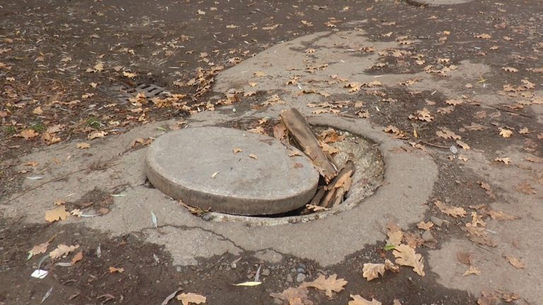 В Івано-Франківську вже 47 років не ремонтують двір на Коновальця (ВІДЕО)