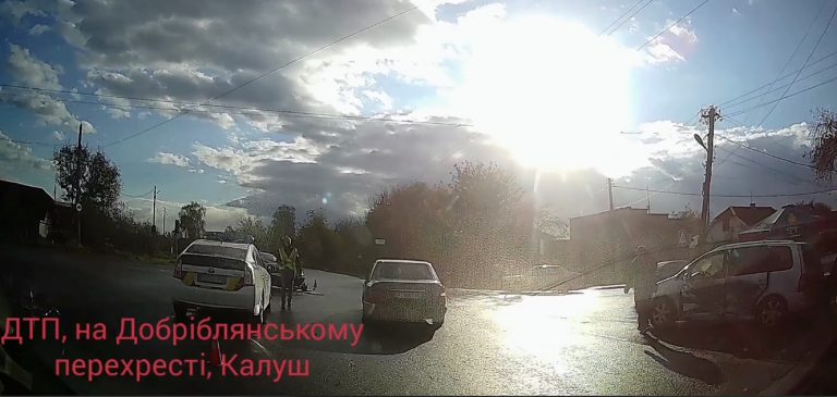 ДТП у Калуші: зіштовхнулися дві легкові автівки (ВІДЕО) 3 2 3