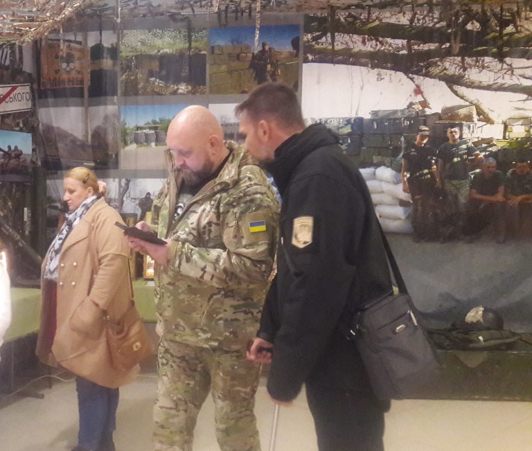 «Ігоря застрелив від люті терорист Моторола, бо українець не впав перед ним на коліна»: факт засвідчує виставка «Блокпост пам’яті» у Франківську 10 Виставка «Блокпост пам’яті"