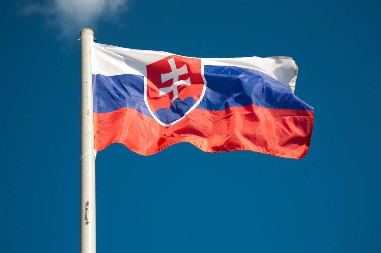 "Довжелезні черги": у Словаччині люди масово тестуються на COVID-19 (ФОТО) 12 "Довжелезні черги": у Словаччині люди масово тестуються на COVID-19 (ФОТО)