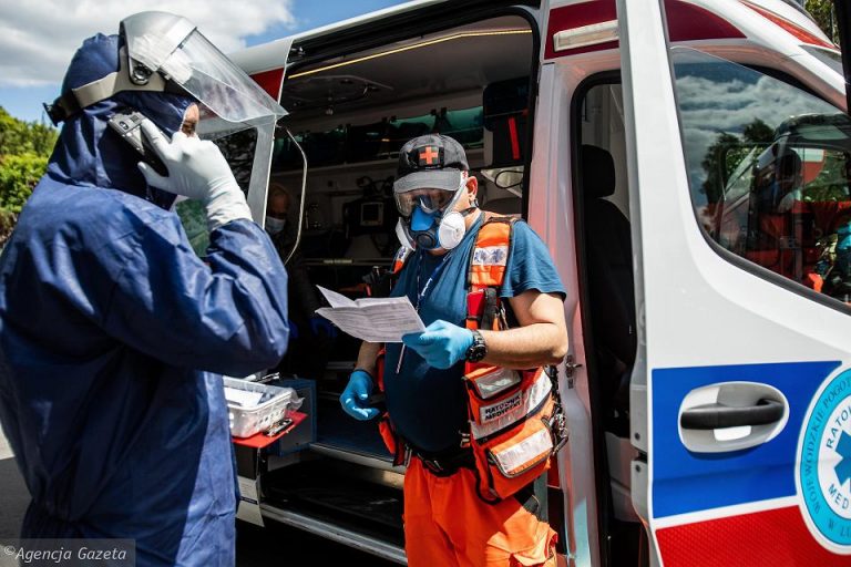 COVID-19: у Польщі вперше понад 10 тисяч нових випадків за добу 4 У Польщі вперше 10 тисяч випадкв коронавірусу за добу