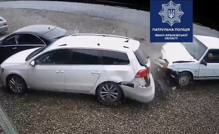 На Прикарпатті в'яний водій вчинив автотрощу (ВІДЕО) 7 4444