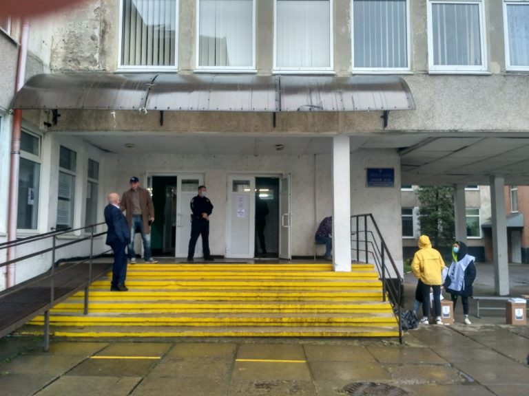 "Не хотіла вдягати маску": як голосують франківці на виборчих дільницях в Ліцеї №18 (ФОТО) 4 6f0d81c9 6873 41f2 8b5c e8a3fb0a9a61
