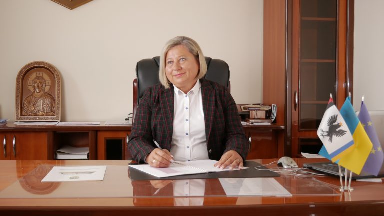 «Я вже виконую частину завдань, які поставили переді мною люди на передвиборчих зустрічах» – Марія Савка 2 Люди на передвиборчих зустрічах сприймають Марію Савку як свою