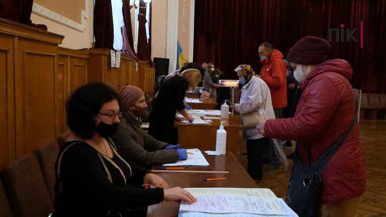 На виборчих дільницях Франківська кожні 4 години миють підлоги. А як голосують виборці? (ВІДЕО) 5 Після церковних богослужінь кількість людей на виборчих дільницях в Івано-Франківську збільшилась.