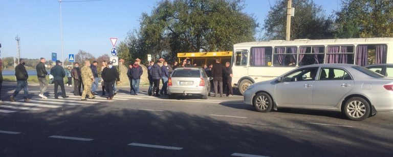 Вийшли вдруге: на Долинщині люди знову перекрили дорогу (ФОТО) 10 Вийшли вдруге: на Долинщині люди знову перекрили дорогу (ФОТО)