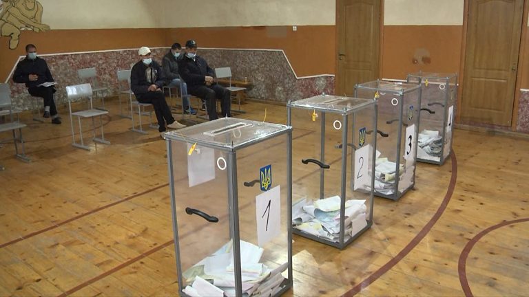 Місцеві вибори в Коломиї: як пройшли і про що думає лідер перегонів на посаду мера (ВІДЕО) 7 golosuvannja kolomyjska otg 261020
