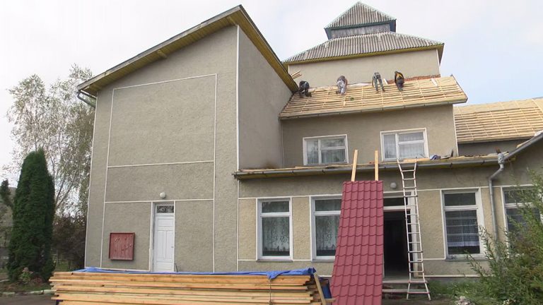 В Коломийському селі ремонтують дах гімназії (ВІДЕО) 4 grabych 151020