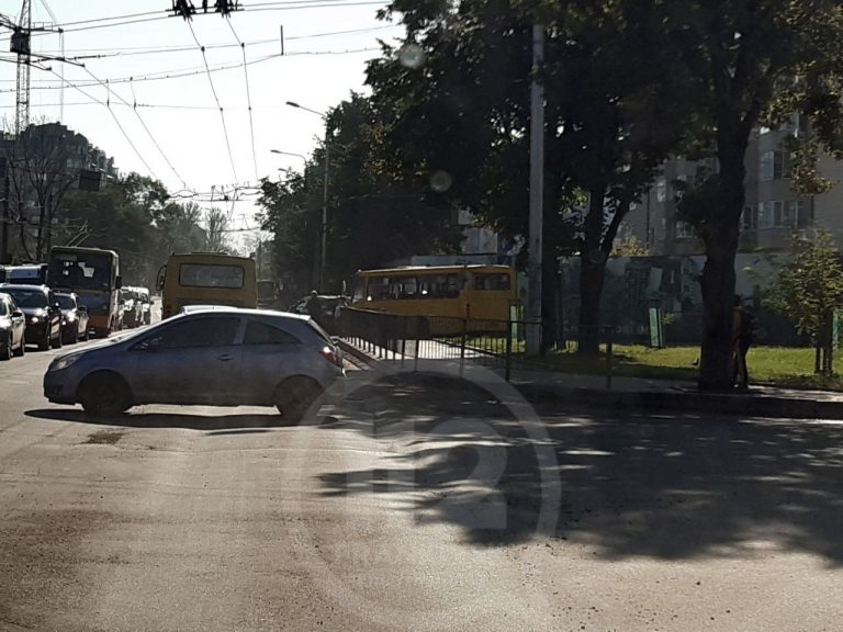 ДТП на Пасічній в Івано-Франківську: рух ускладнений (ФОТО) 12 ДТП в Івано-Франківську 7 жовтня