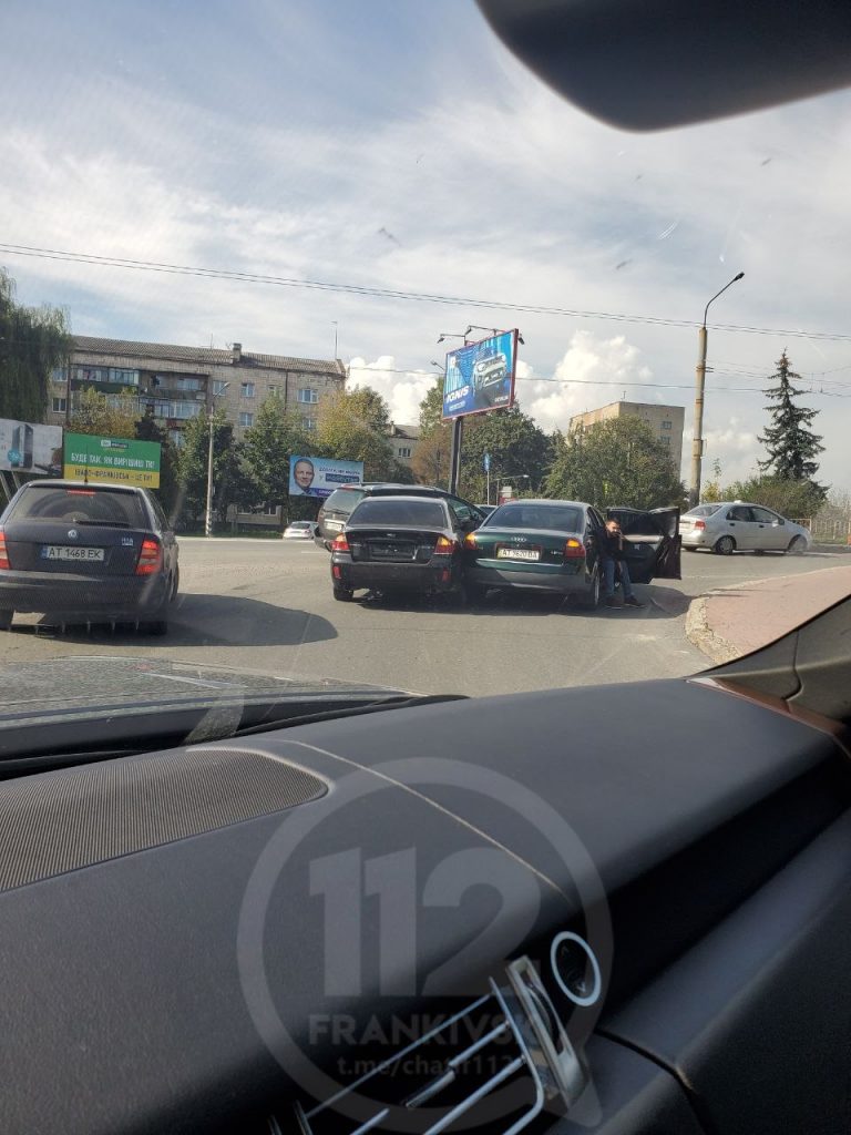 Івано-Франківськ: аварія на вулиці Надрічній (ФОТО) 9 photo5470066977092513705