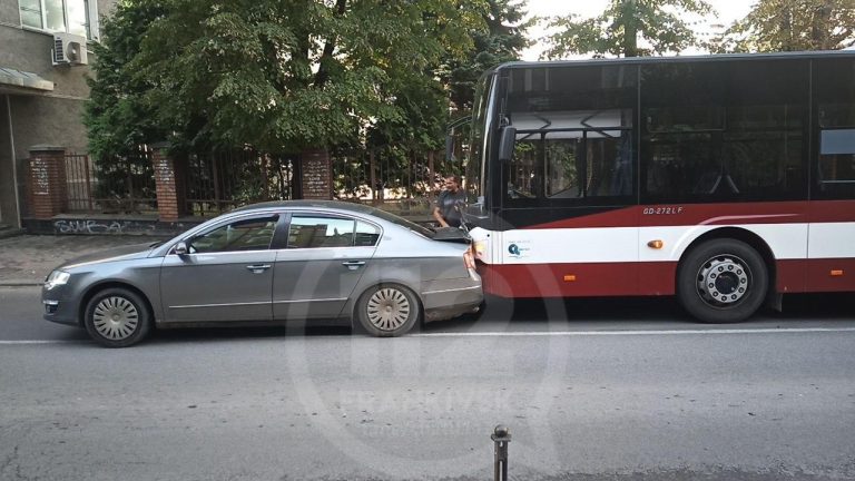ДТП у Франківську: не розминулися комунальний автобус та легковик (ФОТО) 3 photo 2020 10 07 14 10 52