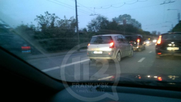 Франківськ ранковий: ДТП та ускладнений рух на головних вулицях (ОНОВЛЮЄТЬСЯ) 8 photo 2020 10 12 07 27 54