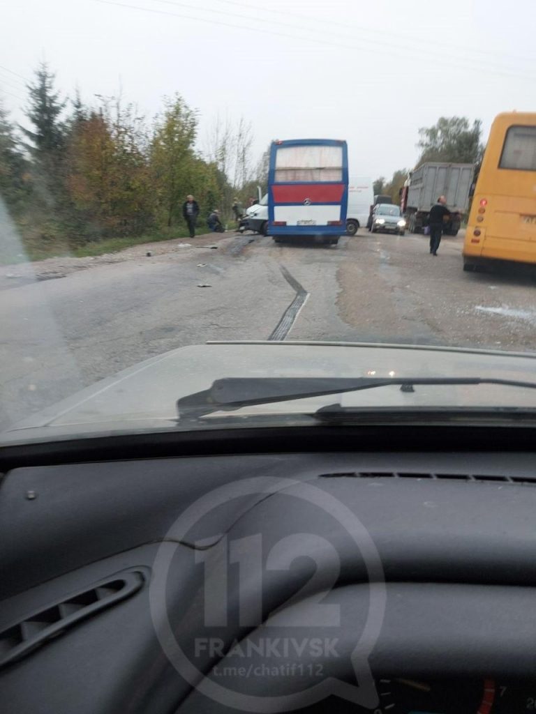 Стали відомі подробиці ранкової ДТП на Франківщині (ФОТО) 1 photo 2020 10 12 08 48 24