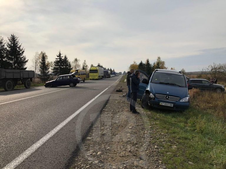 ДТП на Коломийщині: зіштовхнулися легковик та мікроавтобус (ФОТО, ВІДЕО) 12 photo 2020 10 29 10 16 15